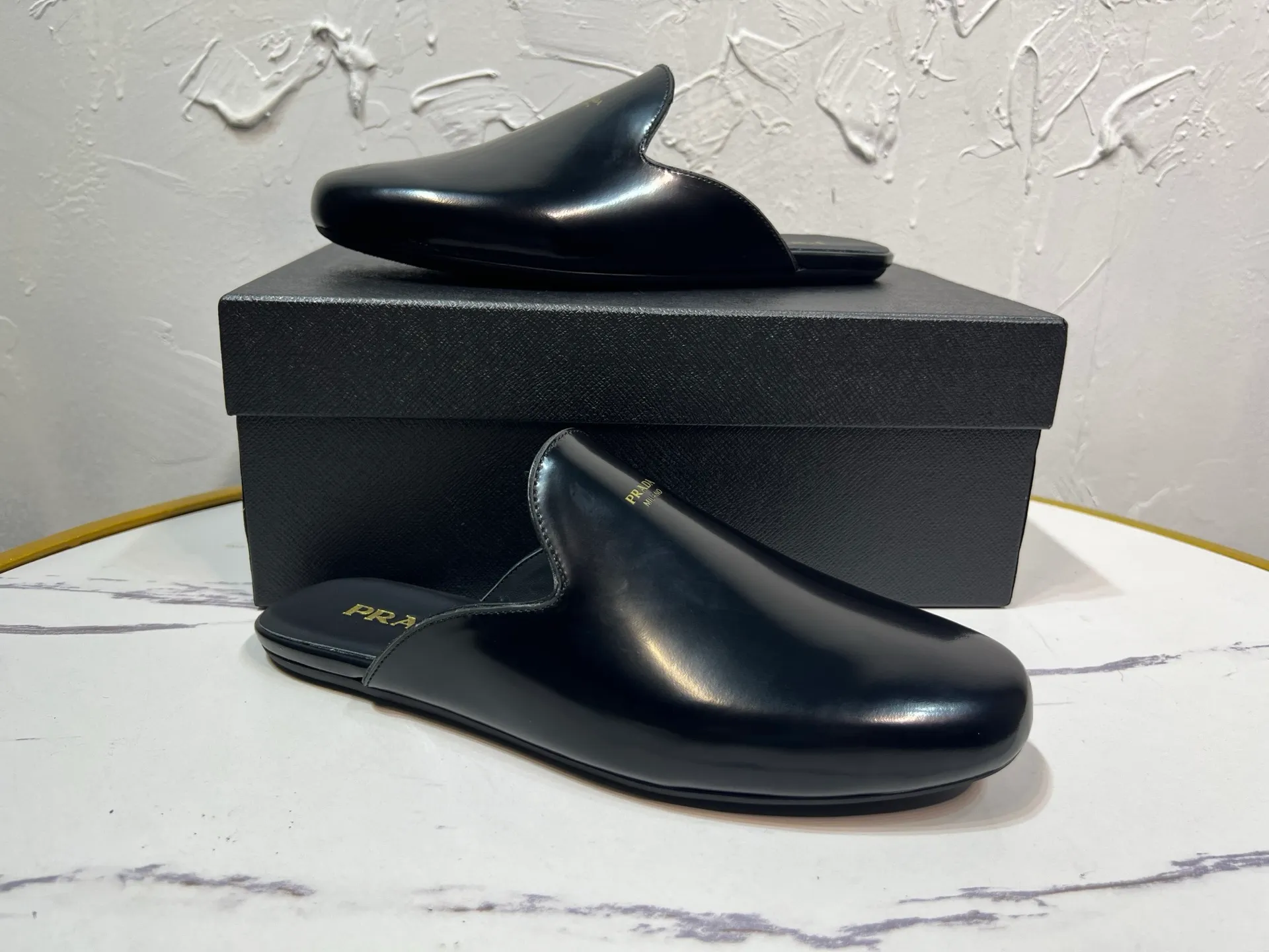 P700 prada derby2025 spring and autumn latest Prada retro men's bright leather slippers, Shuffle toe hollow mule shoes, imported open edge beads, lining and foot pads in cowhide, light rubber sole, sole thickness 10 mm, black and brown 2-color original packaging Code number: 39-46